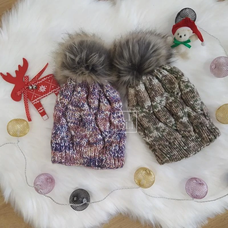 Dámska hnedo-zelená pletená čiapka s brmbolcom