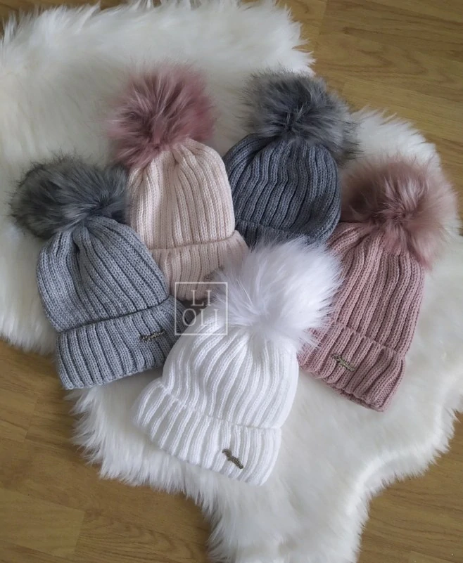 Dámska sivá pletená čiapka s brmbolcom