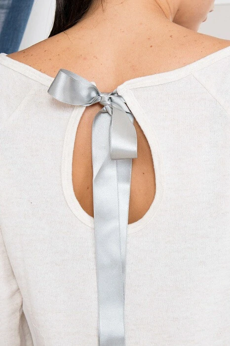 Smotanové úpletové šaty s mašľou 