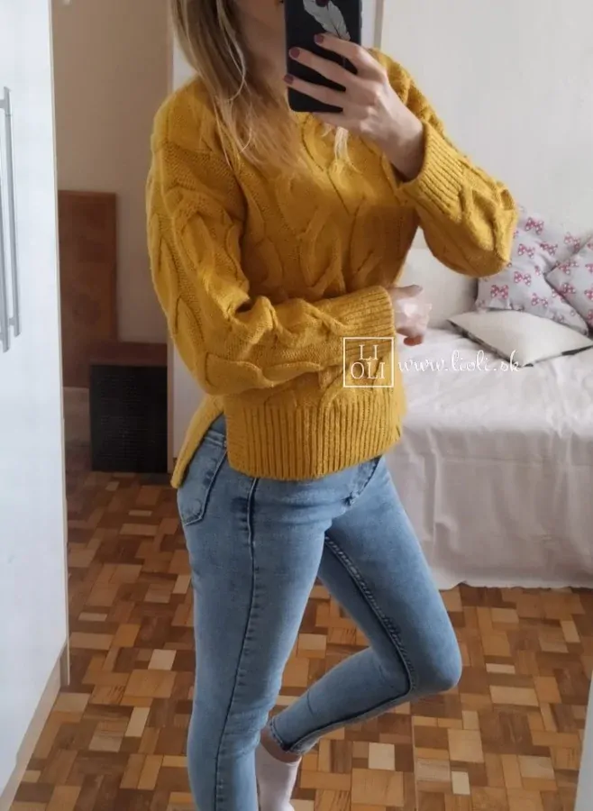 Pletený horčicový sveter so vzorom do pása