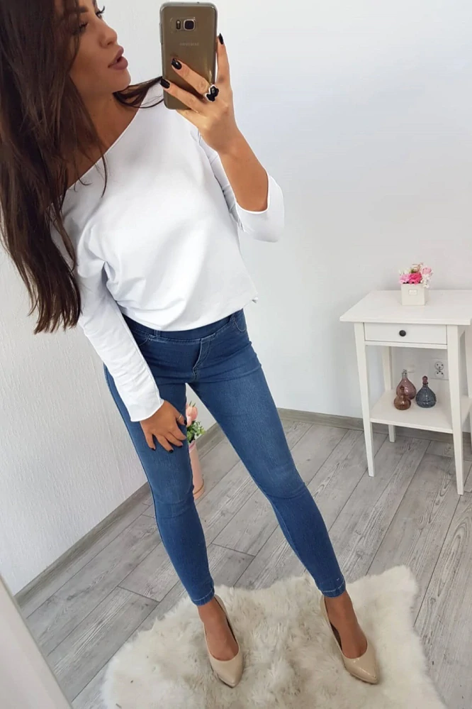 Biele casual tričko s lodičkovým výstrihom